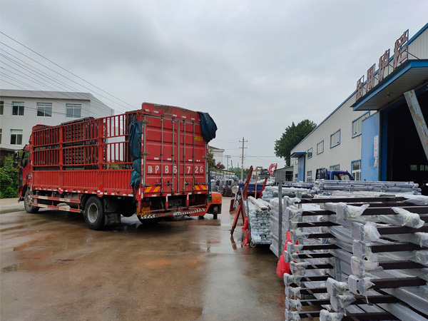 2020年7月15日上午鋁合金百葉窗產品裝車發貨! 2020年7月15日上午鋁合金百葉窗產品裝車發貨!