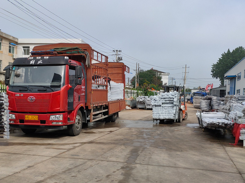 金用護欄2020年7月25日鋅鋼陽臺護欄裝車發(fā)貨！