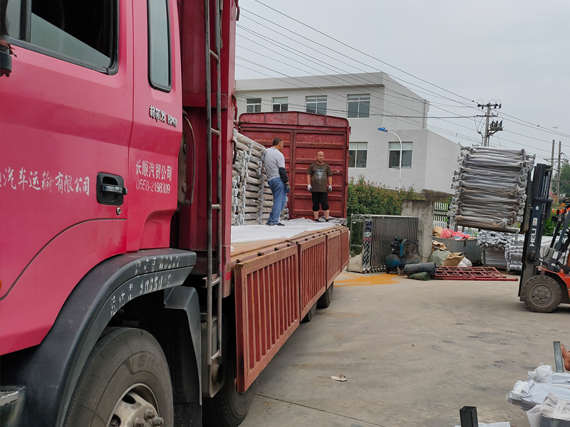 金用護(hù)欄2020年7月26日陽臺(tái)玻璃護(hù)欄裝車發(fā)貨! 金用護(hù)欄2020年7月26日陽臺(tái)玻璃護(hù)欄裝車發(fā)貨!