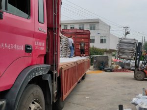 金用護欄2020年7月26日陽臺玻璃護欄裝車發(fā)貨! 金用護欄2020年7月26日陽臺玻璃護欄裝車發(fā)貨!