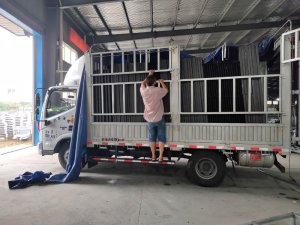 金用護欄2020年7月27日鋁合金百葉窗裝車發貨！