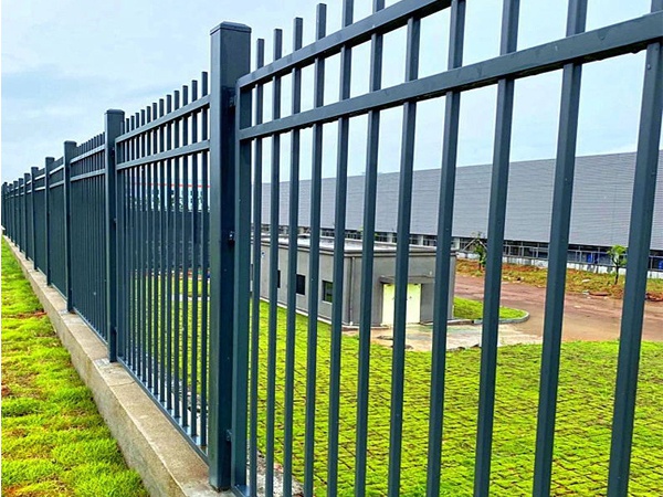 鋅鋼護欄和鐵藝護欄誰的性價比高?看過這里你就知道了! 鋅鋼護欄和鐵藝護欄誰的性價比高?看過這里你就知道了!