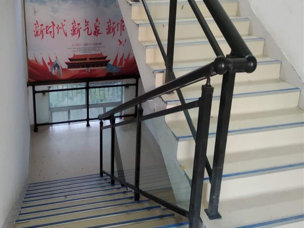 定制建筑工程樓梯扶手，從這兩款中選擇省心又省錢！