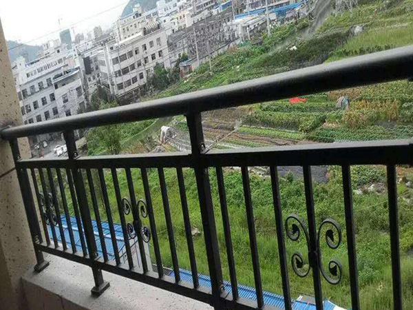 什么材料做的陽(yáng)臺(tái)護(hù)欄價(jià)格便宜又安全耐用?80%采購(gòu)人員都選它! 什么材料做的陽(yáng)臺(tái)護(hù)欄價(jià)格便宜又安全耐用?80%采購(gòu)人員都選它!
