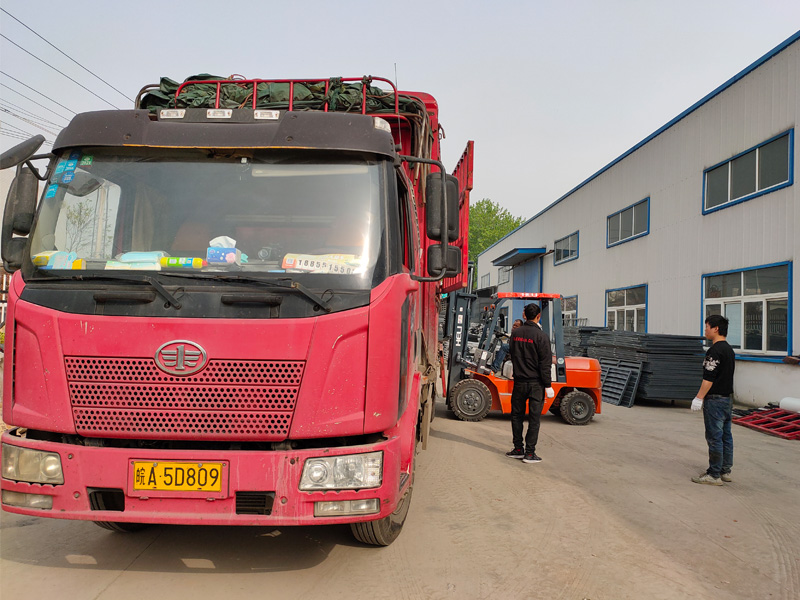 金用護欄2021年4月16日第一車百葉窗發(fā)貨! 金用護欄2021年4月16日第一車百葉窗發(fā)貨!