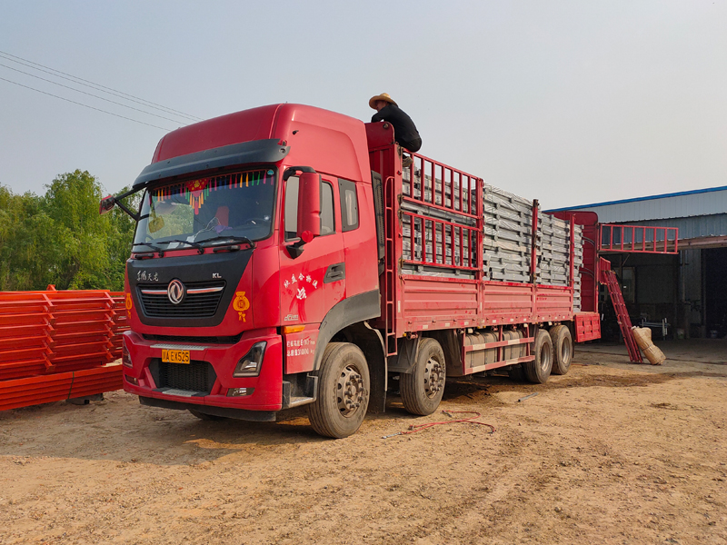 金用護(hù)欄2022年4月20日鋅鋼焊接護(hù)欄裝車發(fā)貨！