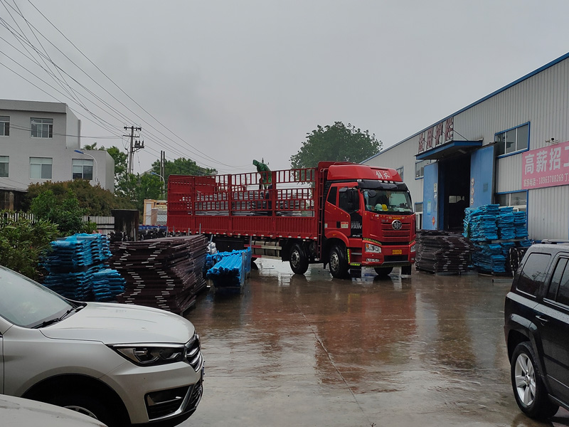 金用護欄2022年5月7日鋅鋼組裝欄桿裝車發貨! 金用護欄2022年5月7日鋅鋼組裝欄桿裝車發貨!