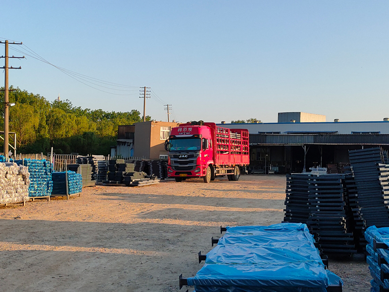 金用護欄2022年5月11日鋅鋼玻璃欄桿裝車發貨！