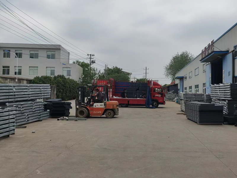 金用護欄2022年8月25日鋁合金百葉窗裝車發貨！