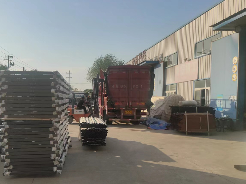 金用護(hù)欄2022年9月9日鋅鋼玻璃欄桿裝車發(fā)貨！