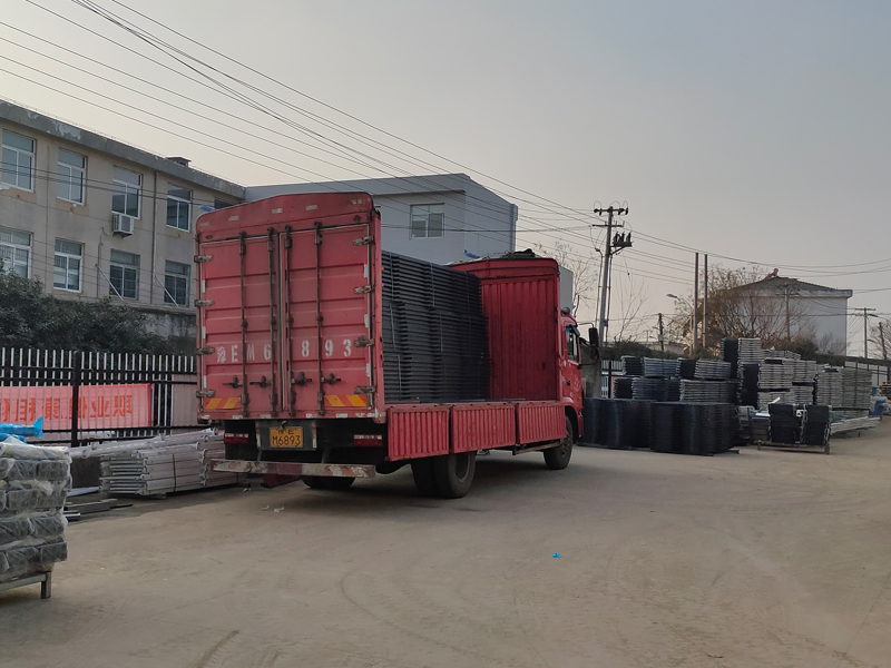 金用護欄2023年1月3日鋅鋼連廊欄桿裝車發貨! 金用護欄2023年1月3日鋅鋼連廊欄桿裝車發貨!