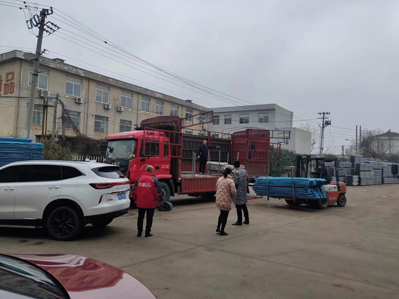 金用護欄2023年2月6日鋅鋼組裝式欄桿裝車發貨！