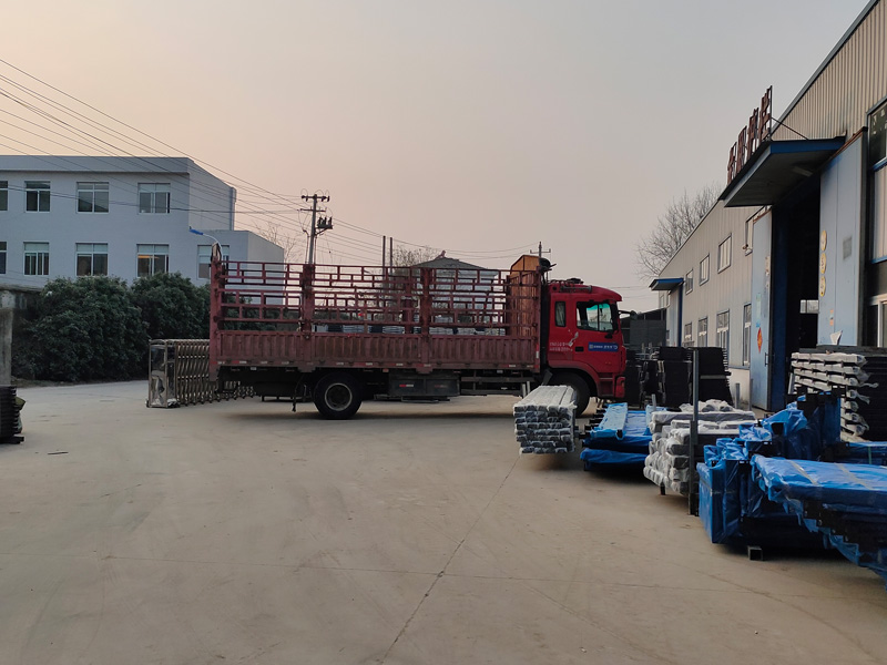 金用護欄2023年3月1日鋅鋼護窗欄桿裝車發貨! 金用護欄2023年3月1日鋅鋼護窗欄桿裝車發貨!