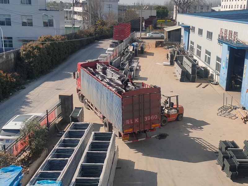 金用護欄2023年3月14日鋅鋼連廊欄桿裝車發(fā)貨！