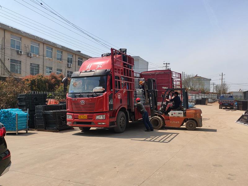 金用護欄2023年3月28日鋅鋼連廊欄桿裝車發貨! 金用護欄2023年3月28日鋅鋼連廊欄桿裝車發貨!