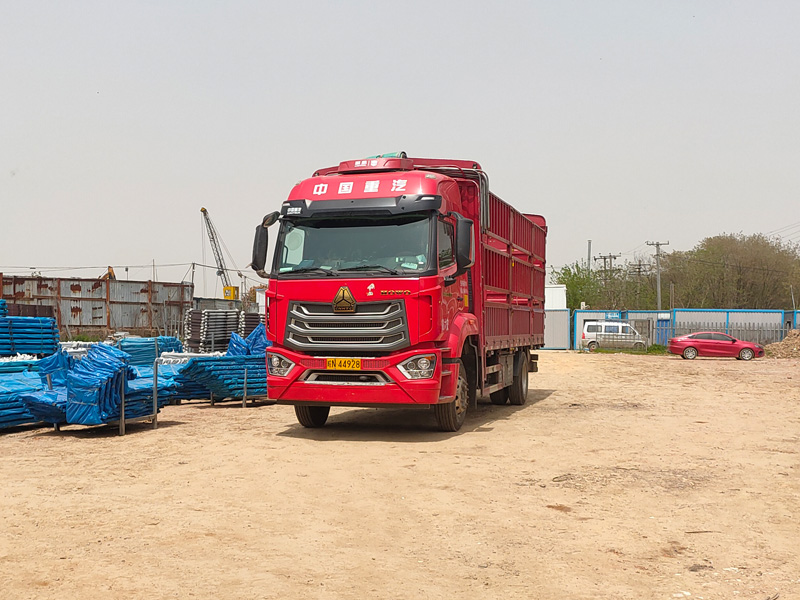 金用護欄2023年4月12日鋅鋼連廊欄桿裝車發貨！