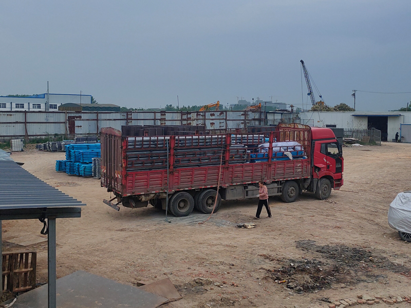 金用護(hù)欄2023年4月23日鋅鋼組裝式欄桿裝車發(fā)貨！