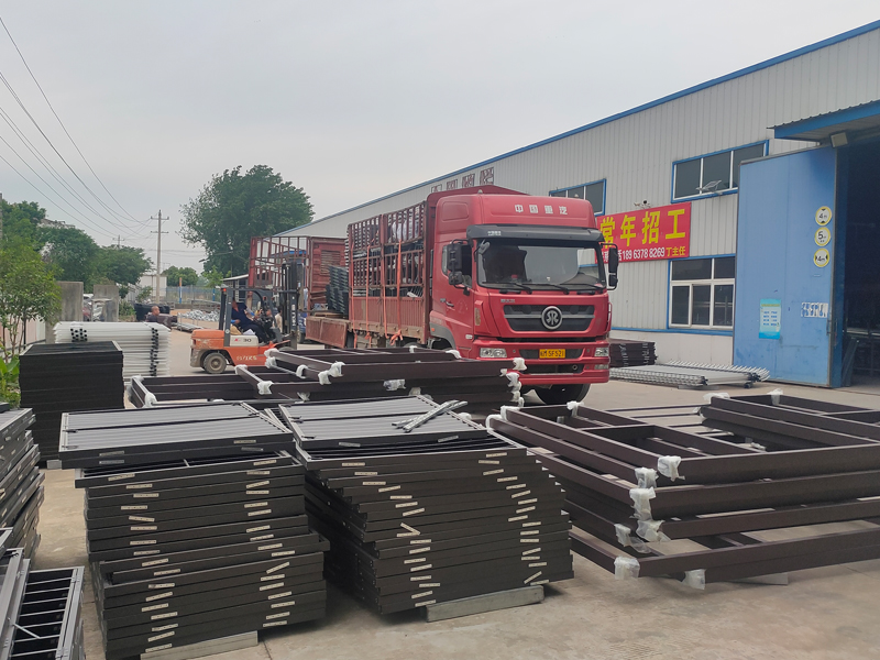 金用護(hù)欄2023年5月16日鋅鋼百葉窗裝車發(fā)貨! 金用護(hù)欄2023年5月16日鋅鋼百葉窗裝車發(fā)貨!