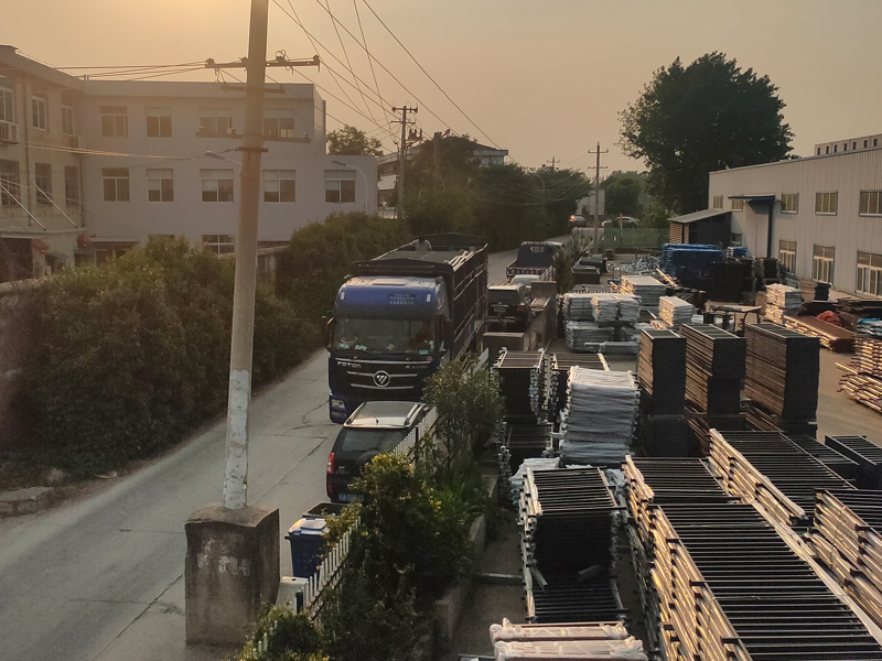 2023年6月16日鋅鋼玻璃護欄裝車發(fā)貨！