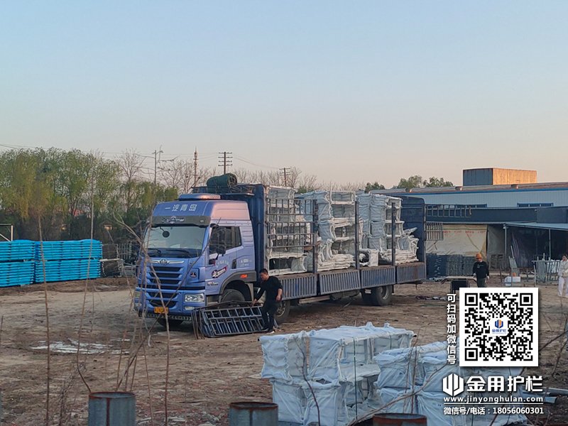 2024年4月3日鋅鋼空調(diào)護(hù)欄裝車發(fā)貨! 2024年4月3日鋅鋼空調(diào)護(hù)欄裝車發(fā)貨!