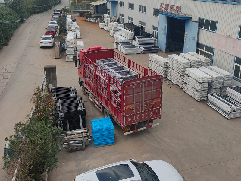 2024年11月1日鋅鋼玻璃欄桿裝車發(fā)貨! 2024年11月1日鋅鋼玻璃欄桿裝車發(fā)貨!