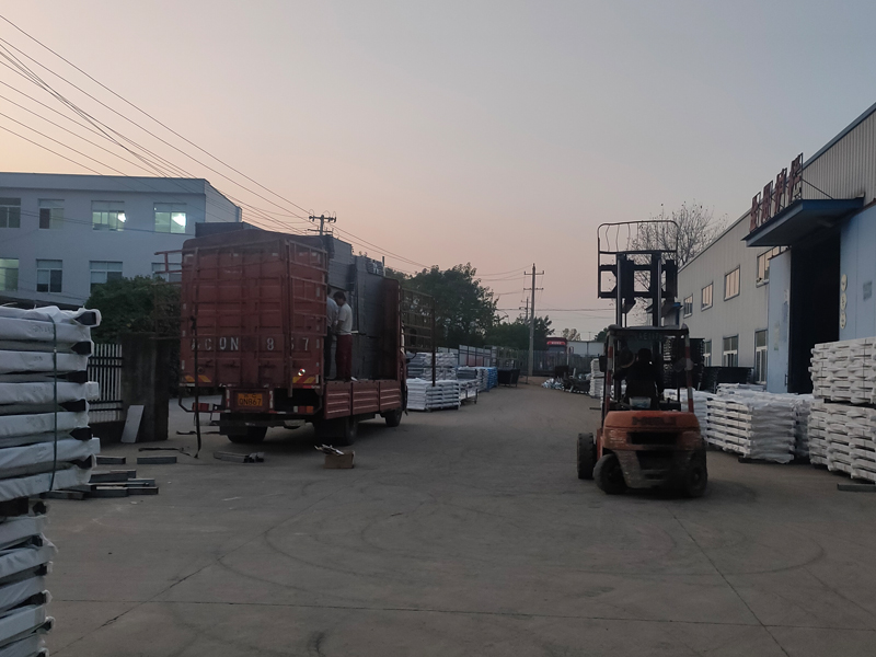 2024年11月14日鋅鋼護窗欄桿裝車發(fā)貨! 2024年11月14日鋅鋼護窗欄桿裝車發(fā)貨!