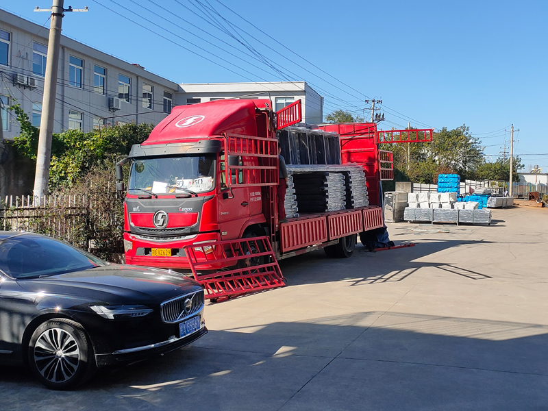 2024年11月30日鋅鋼玻璃護(hù)欄裝車發(fā)貨! 2024年11月30日鋅鋼玻璃護(hù)欄裝車發(fā)貨!
