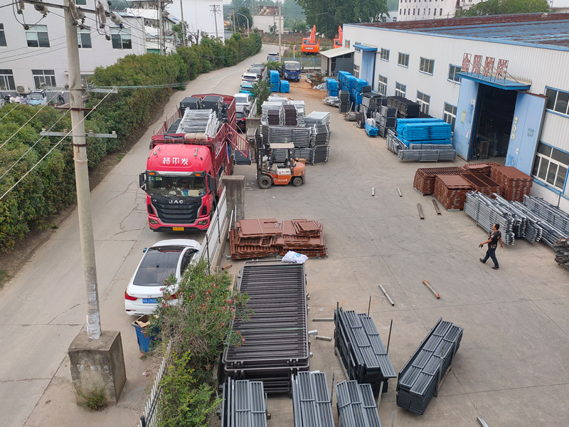 2025年6月4日鋅鋼玻璃護欄裝車發貨！